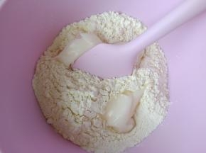 把油皮材料放入阳晨揉面盆里。