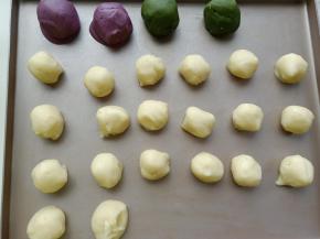 油酥材料放入碗中混合均匀，天气热可以先放冰箱冷藏一会再分份添加抹茶粉和紫薯粉，原味的油酥分成8份，一份是一个的量，彩色的油酥分成4份，一份是二个的量。