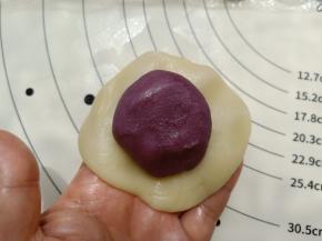 油皮醒好后原味的分成8份，彩色的分成4份。油皮分好以后用保鲜膜盖好，取一份油皮包住一份油酥并把接口捏紧。