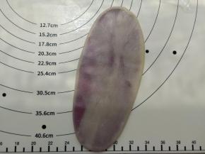 把包好的酥皮用擀面杖慢慢的擀成长度不超过20CM的牛舌形。