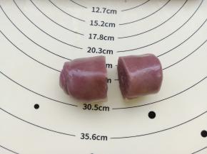 把卷好的皮从中间切开。