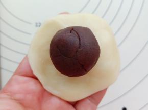 用擀面杖擀成圆形放入之前准备好的豆沙蛋黄馅。包的时候注意中心点别包歪了（忘了拍彩色的图片）