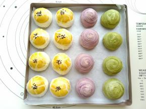 包好的蛋黄酥收口朝下，整齐地摆放在阳晨28*28烤盘里。 烤箱180度预热10分钟后放入烤箱。180度中层烤30-35分钟。