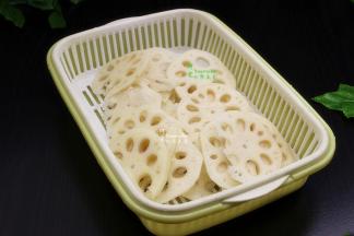 把新鲜莲藕去皮，洗净切薄片，要很薄哦