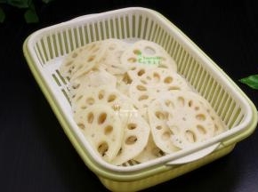 把新鲜莲藕去皮，洗净切薄片，要很薄哦