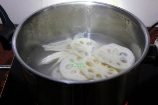 清水煮沸，放入莲藕片，大火汆烫熟；要用大火，莲藕片不会变黑。白嫩嫩的，很好吃。