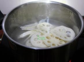 清水煮沸，放入莲藕片，大火汆烫熟；要用大火，莲藕片不会变黑。白嫩嫩的，很好吃。