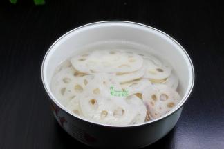 煮熟的莲藕片，捞出，放入冰水里冷却