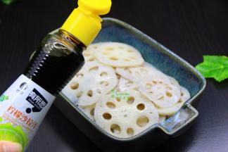 过冷水的莲藕片捞出，把生姜汁、柠檬沙拉酱加入拌均；加入生姜汁和柠檬汁，让莲藕脆爽，酸酸甜甜。