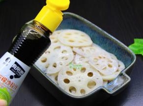 过冷水的莲藕片捞出，把生姜汁、柠檬沙拉酱加入拌均；加入生姜汁和柠檬汁，让莲藕脆爽，酸酸甜甜。