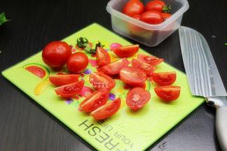 洗净圣女果，切块，