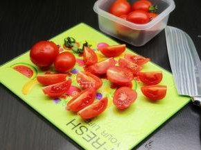 洗净圣女果，切块，