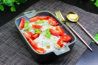 加入拌好的莲藕片大碗里，即可一起食用。搭配水果一起吃，清清爽爽，营养丰富，健康又美味。