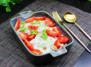 加入拌好的莲藕片大碗里，即可一起食用。搭配水果一起吃，清清爽爽，营养丰富，健康又美味。