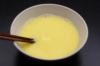 鸡蛋去壳，打散，用筷子顺时针调均鸡蛋液；