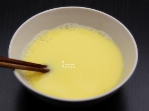鸡蛋去壳，打散，用筷子顺时针调均鸡蛋液；