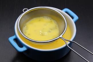 调均好的鸡蛋，用刷子，过滤，倒入一个蒸的大碗里，过刷的鸡蛋蒸出来会鲜甜顺滑，没有蜂窝眼。