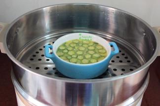 锅里倒入适量的清水，水烧开之后，放入蒸锅中，改为中小火，蒸6分钟即可。蒸盖不要盖得太密封，放一个筷子，让水蒸气回流，不要掉在蒸蛋碗里，这样蒸的香浓顺滑，秋葵鲜嫩。