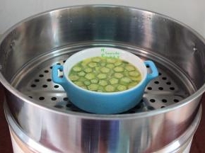 锅里倒入适量的清水，水烧开之后，放入蒸锅中，改为中小火，蒸6分钟即可。蒸盖不要盖得太密封，放一个筷子，让水蒸气回流，不要掉在蒸蛋碗里，这样蒸的香浓顺滑，秋葵鲜嫩。