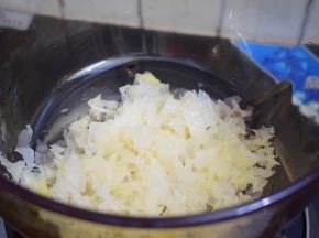 锅中放入银耳