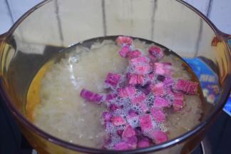 放入紫薯炖煮20分钟