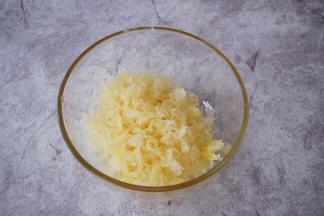 银耳洗净去蒂撕成小朵