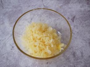 银耳洗净去蒂撕成小朵