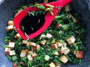 加入味精、生抽翻炒均匀即可出锅。