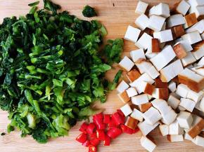 雪里蕻腌制前已经洗净泥沙，所以，从冰箱取出后略微过于下水即可，切成小小段，熏干切成小丁，辣椒切圈。