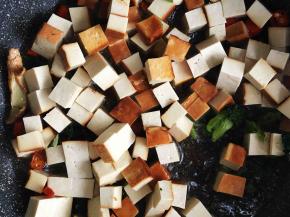 先下入熏干丁翻炒均匀。