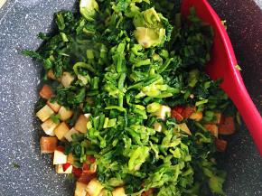 加入雪里蕻翻炒，再加入一汤水，翻炒至均匀。