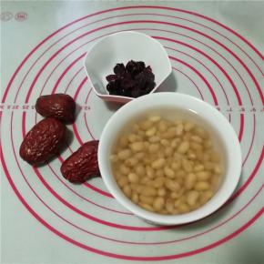 准备好食材：黄豆洗净，提前半天浸泡软，红枣洗净泡软。