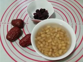 准备好食材：黄豆洗净，提前半天浸泡软，红枣洗净泡软。