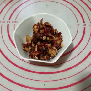 将红枣去核切粒备用。