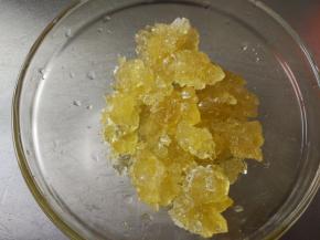 冰糖砸碎成小块。