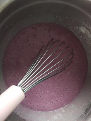 用蛋抽混合搅拌均匀，过筛两次。