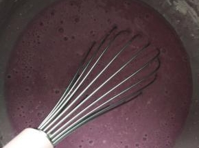 用蛋抽混合搅拌均匀，过筛两次。