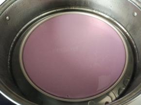 锅中加水烧开，准备好模具。
先倒入紫色的浆糊，蒸2-3分钟。
在取出模具，继续换白色椰浆，重复步骤，直到椰浆全部用完。每次的白色浆糊和紫色浆糊最好完全一致，这样蒸出的千层糕层次均匀才好看。

 