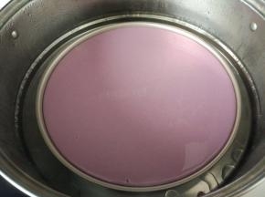 锅中加水烧开，准备好模具。
先倒入紫色的浆糊，蒸2-3分钟。
在取出模具，继续换白色椰浆，重复步骤，直到椰浆全部用完。每次的白色浆糊和紫色浆糊最好完全一致，这样蒸出的千层糕层次均匀才好看。

 