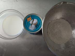 400毫升椰浆加入100克纯牛奶和125克马蹄粉搅拌均匀，同样过筛两次。（高达椰浆一罐正好400毫升）