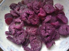 蒸好的紫薯冷却备用。