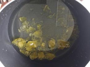 150克黄冰糖加入400毫升水小火加热融化。