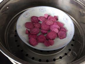 隔水上锅蒸10-12分钟。（水开计时）