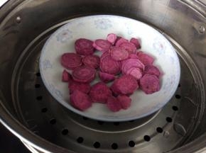 隔水上锅蒸10-12分钟。（水开计时）