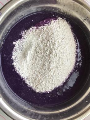 把其中一份125克马蹄粉加入到紫薯浆里。