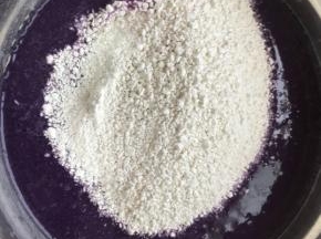 把其中一份125克马蹄粉加入到紫薯浆里。