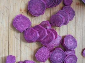 把紫薯去皮，切成片。