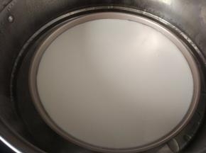 再倒入白色浆糊（先倒白色的也可以）没过底部，开水上锅蒸2～3分钟。
蒸到图片的状态，表面没有水份。