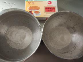 把250克马蹄粉平均分成两份，每份125克备用。