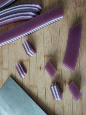 在切成菱形或正方形。